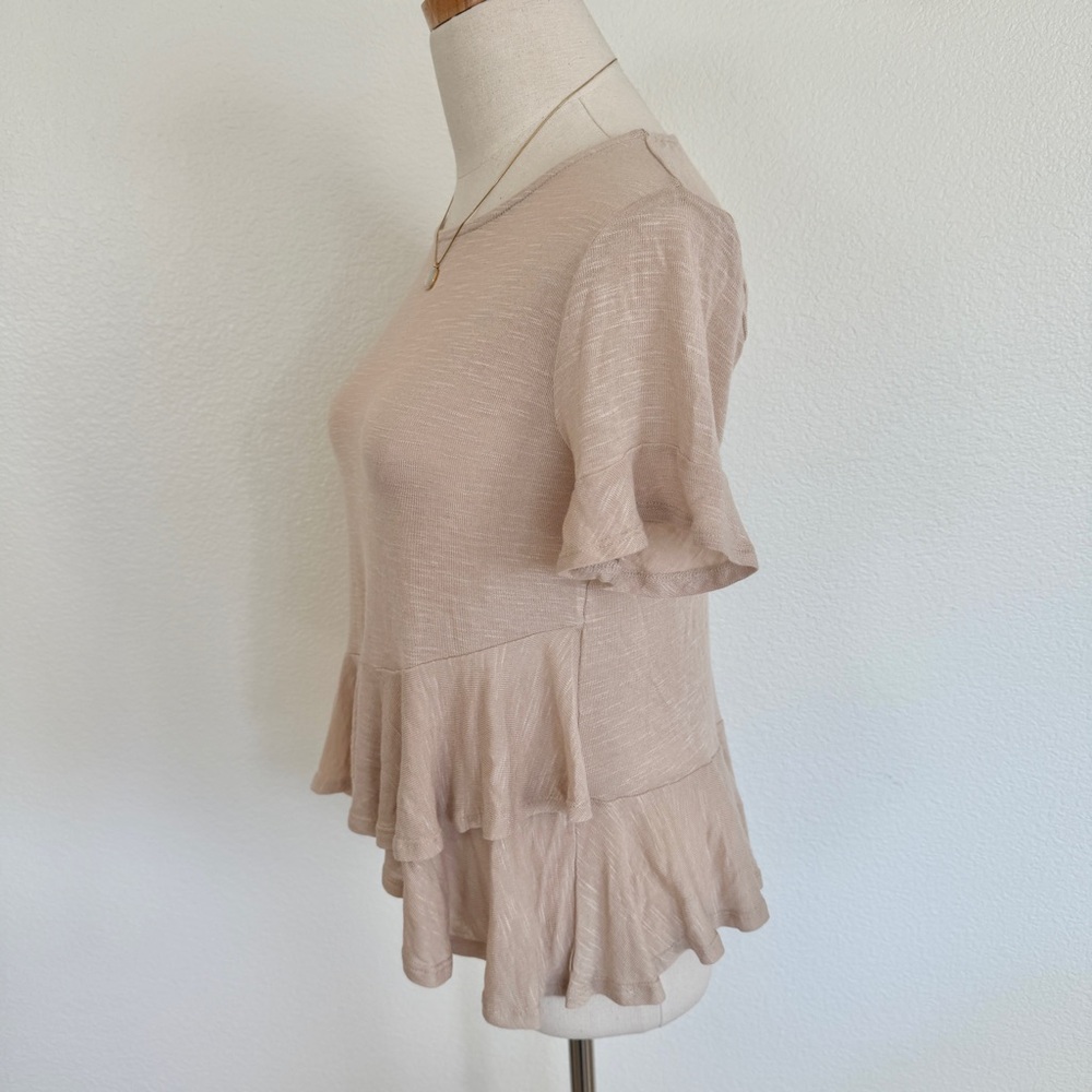 🤎 Francesca’s Beige Sand Ruffle Hem Tee Shirt T-Shirt - Picture 5 of 13